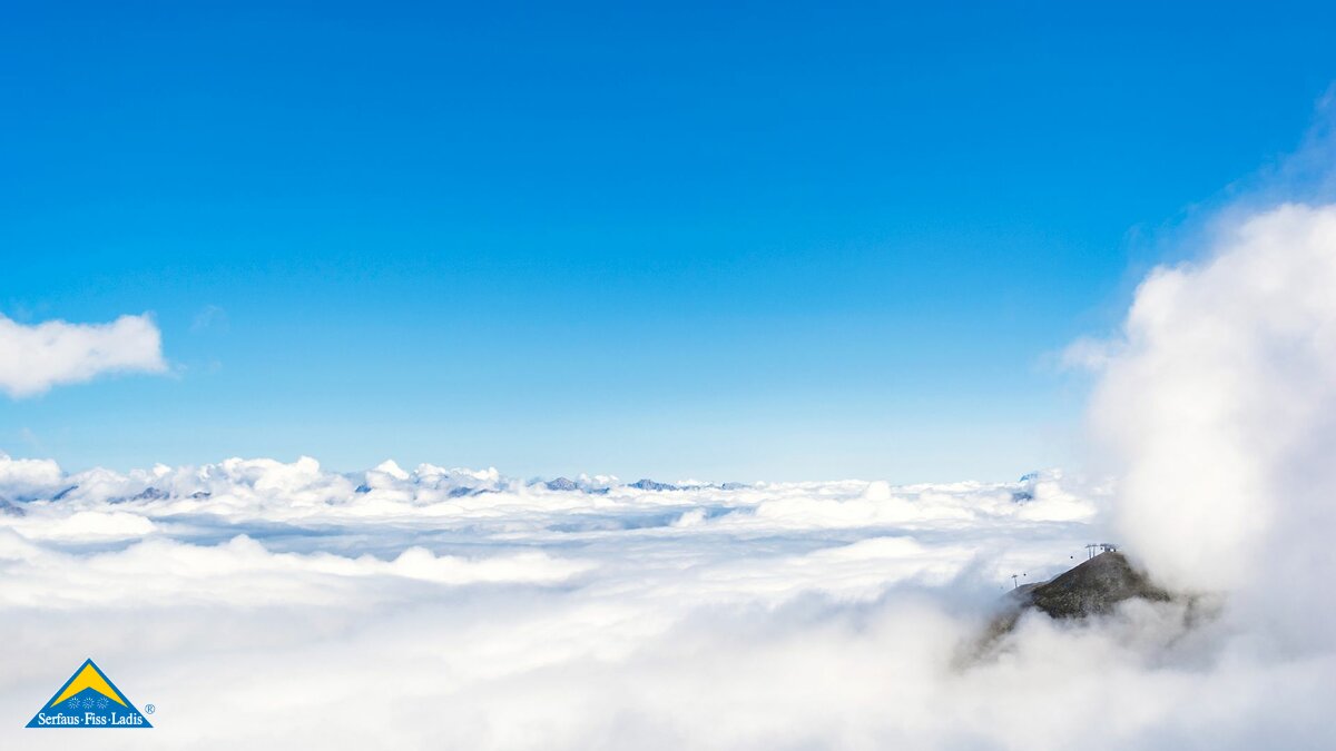 Über den Wolken wandern mystische Wanderung in den Alpen Almbahn Wanderregion Serfaus-Fiss-Ladis Tirol | © Satori Soto