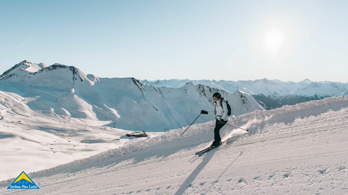 Skifahrer auf Abfahrt hinunter von der Hexenseehütte im Masner Skigebiet Serfaus-Fiss-Ladis in Tirol | © sommertage.com