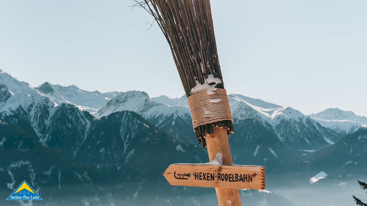 Hexenbesen auf der inszenierten familienfreundlichen Hexen-Rodelbahn in Fiss im Skigebiet Serfaus-Fiss-Ladis in Tirol | © sommertage.com