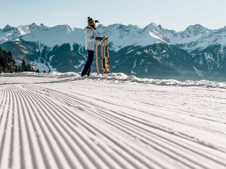 Rodler genießt Aussicht ins Tal auf der Rodelbahn in Fiss im Skigebiet Serfaus-Fiss-Ladis in Tirol | © sommertage.com