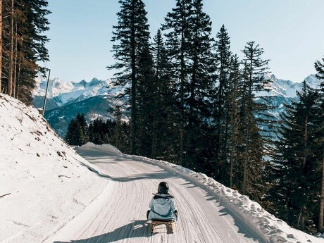 Rodler auf der Hexen-Rodelbahn im Skigebiet Serfaus-Fiss-Ladis in Tirol | © sommertage.com
