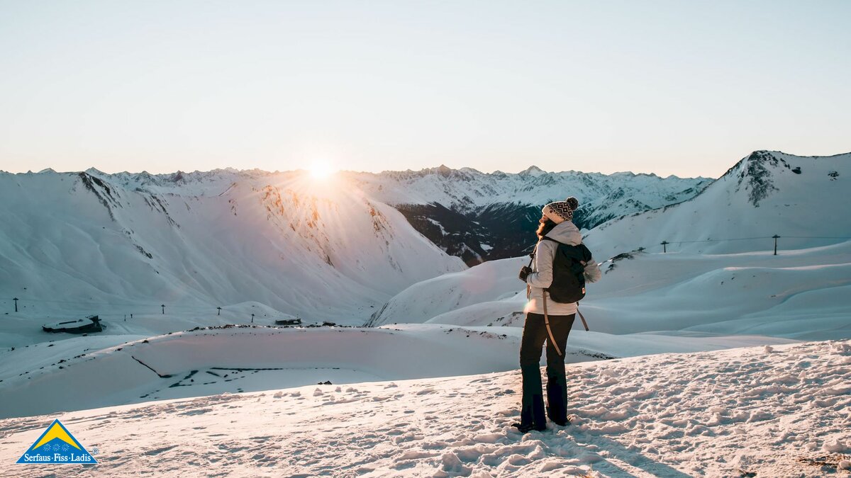 Wintersportler genießt Morgenstimmung im Masner Sunrise Hexenseehütte Skigebiet Serfaus-Fiss-Ladis in Tirol | © sommertage.com