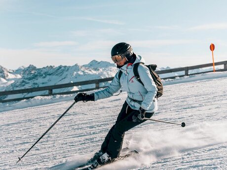 Skifahrerin und Reisefotografin Kathi von Sommertage auf der Piste in der Familienregion Serfaus-Fiss-Ladis | © sommertage.com