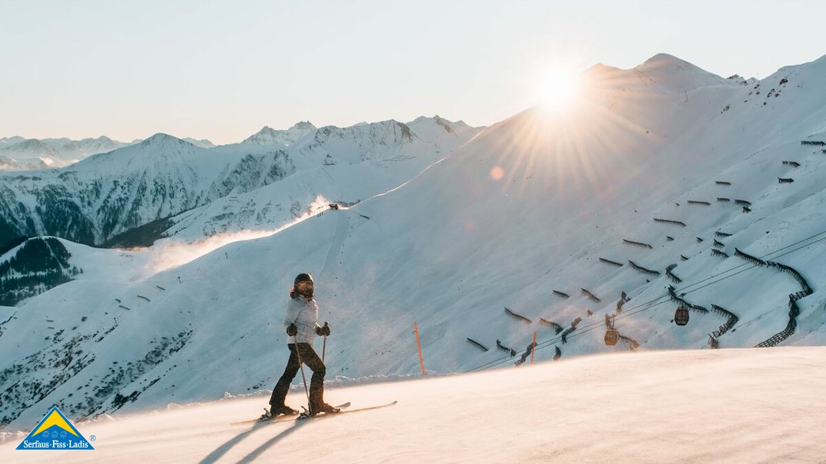 Skifahrin vor Alpenpanorama Reportage Skigebiet Serfaus-Fiss-Ladis Sommertage in Tirol | © sommertage.com