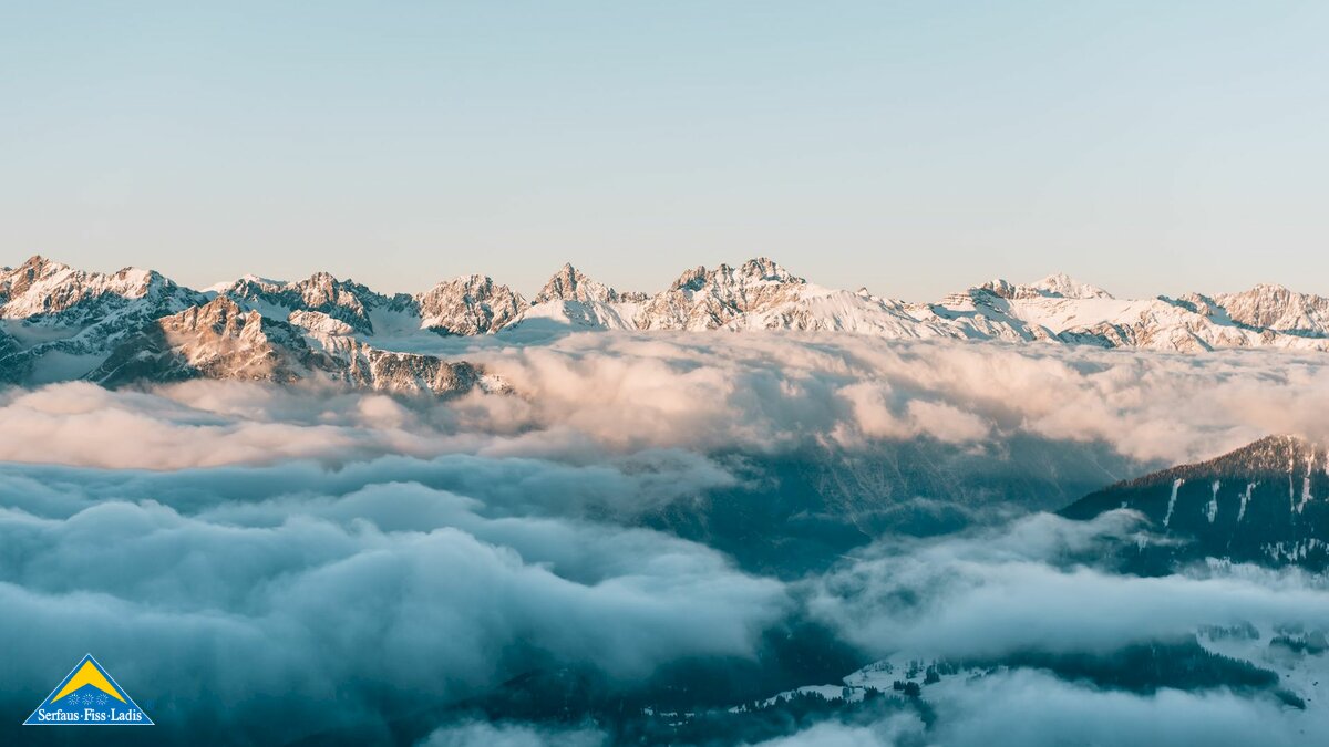Panorama auf Berggipfel und Wolkenmeer in Serfaus-Fiss-Ladis in Tirol | © sommertage.com