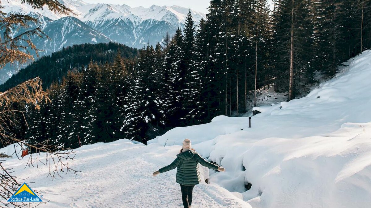 breiter Winterwanderweg Panorama-Genussweg Familienregion Serfaus-Fiss-Ladis in Tirol | © sommertage.com