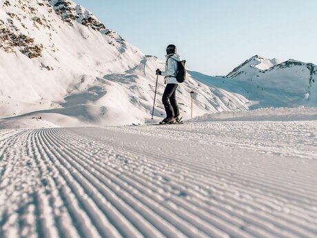 Skifahrer auf frisch präparierter Piste im Skigebiet Serfaus-Fiss-Ladis Erste Spur | © sommertage.com