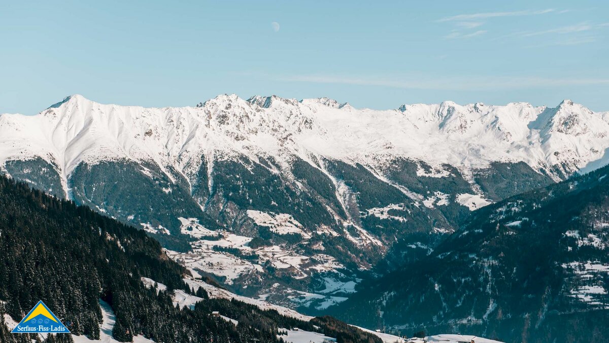 Winterwandern mit Panorama Blick ins  Kaunertal im Winterurlaub in Serfaus-Fiss-Ladis in Tirol | © sommertage.com