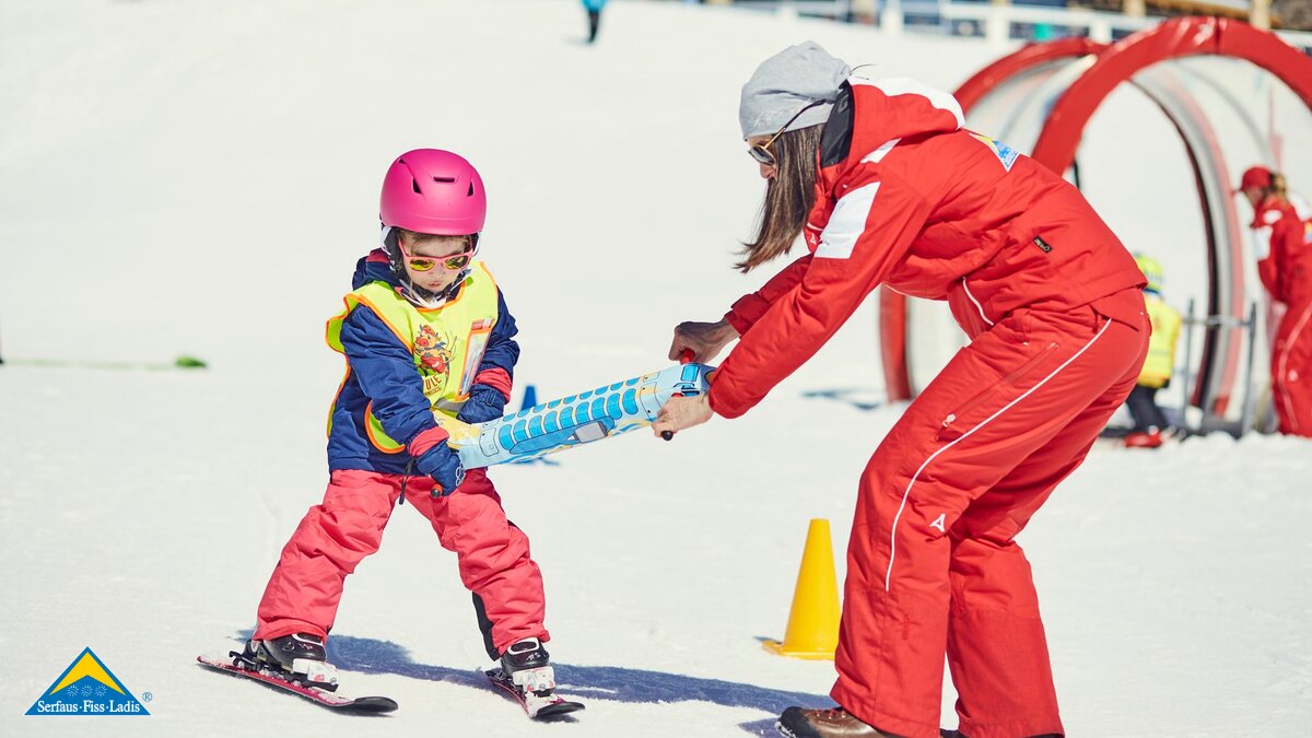 Skilehrerin beim Unterrichten im Kinderskikurs der Skischule Fiss-Ladis mit innovativen Methoden und Hilfsmitteln  | © Skischule Fiss-Ladis