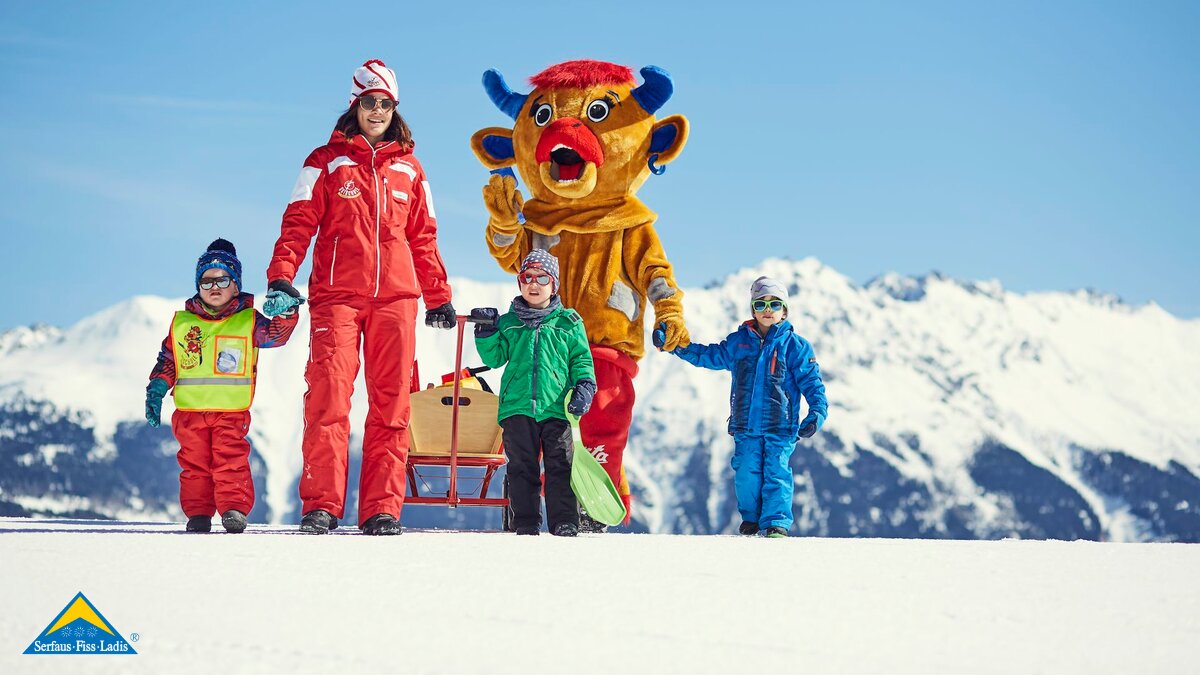 Skilehrerin und Maskottchen Berta betreuen die Bambinis in der Skischule Fiss-Ladis im Skigebiet Serfaus-Fiss-Ladis in Tirol | © Skischule Fiss-Ladis