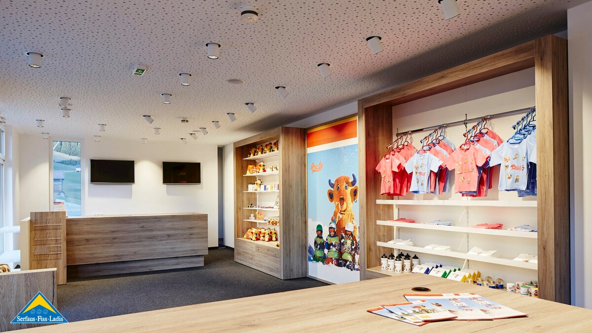 Souvenirs von Maskottchen Berta kaufen Bertas Kindervilla der Skischule Fiss-Ladis im Skigebiet Serfaus-Fiss-Ladis in Tirol | © Serfaus-Fiss-Ladis Marketing GmbH | Christian Waldegger