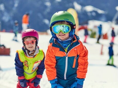 Skischulkinder auf einem Förderband in Bertas Kinderland unterhalb der Mittelstation der Sonnenbahn in Serfaus-Fiss-Ladis in Tirol | © Skischule Fiss-Ladis