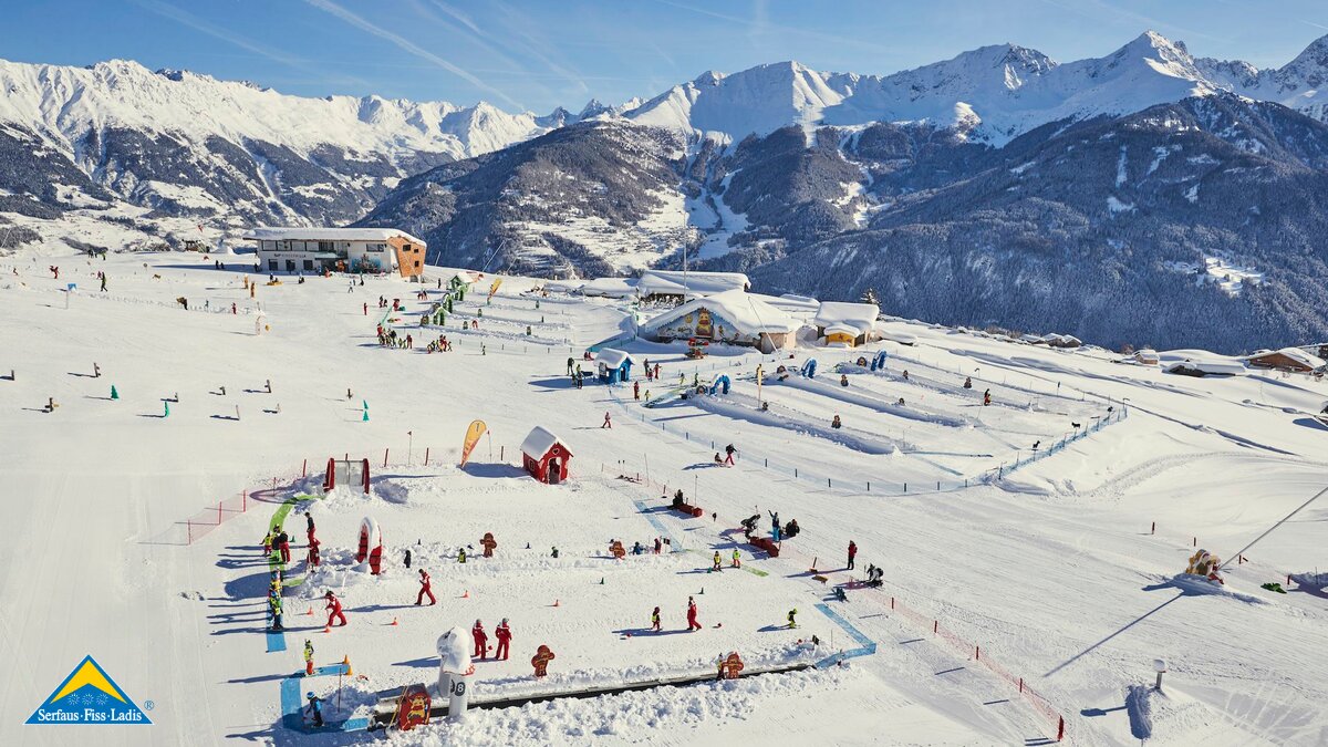 Skiübungsgelände Bertas Kinderland mit Bertas Kindervilla der Skischule Fiss-Ladis in Tirol | © Fisser Bergbahnen GmbH