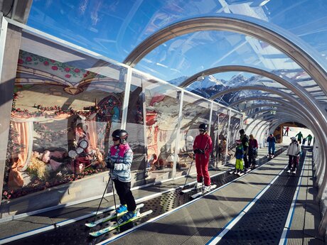 Doppeltes Förderband Märchenexpress im Übungsgelände Bertas Kinderland an der Sonnenbahn Mittelstation im Skigebiet Serfaus-Fiss-Ladis in Tirol | © Skischule Fiss-Ladis