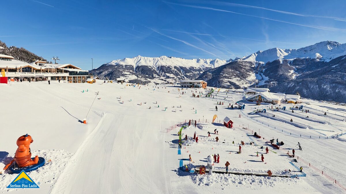 Bertas Kinderland mit Familienrestaurant Sonnenburg und Trainingshänge der Skischule Fiss-Ladis in Serfaus-Fiss-Ladis in Tirol | © Skischule Fiss-Ladis