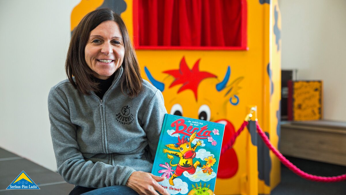 Eva Stark mit ihrem Buch über Maskottchen Berta der Skischule Fiss-Ladis in der Familienregion Serfaus-Fiss-Ladis in Tirol | © Social Web