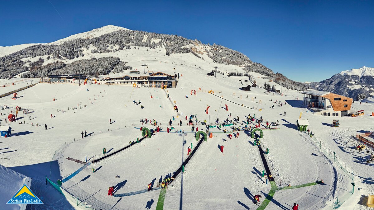 Bertas Kinderland mit Blick auf Bergrestaurant Sonnenburg mit Förderbänder der Skischule Fiss-Ladis in der Familienregion Serfaus-Fiss-Ladis in Tirol | © Skischule Fiss-Ladis