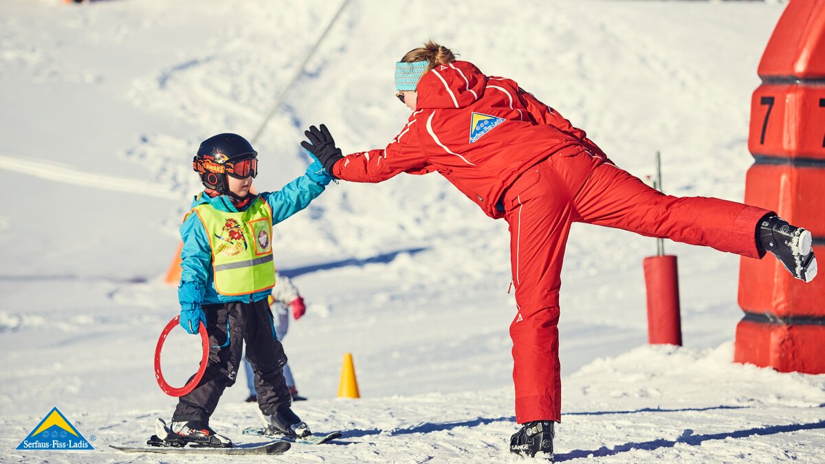Einklatschen beim Kinderskikurs der Skischule Fiss-Ladis in der Familienregion Serfaus-Fiss-Ladis in Tirol | © Skischule Fiss-Ladis