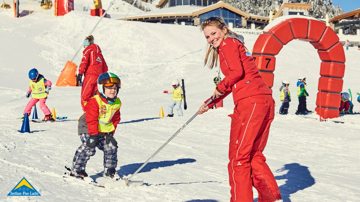 Schneepflug lernen in Bertas Kinderland der Skischule im Skigebiet Serfaus-Fiss-Ladis in Tirol | © Skischule Fiss-Ladis