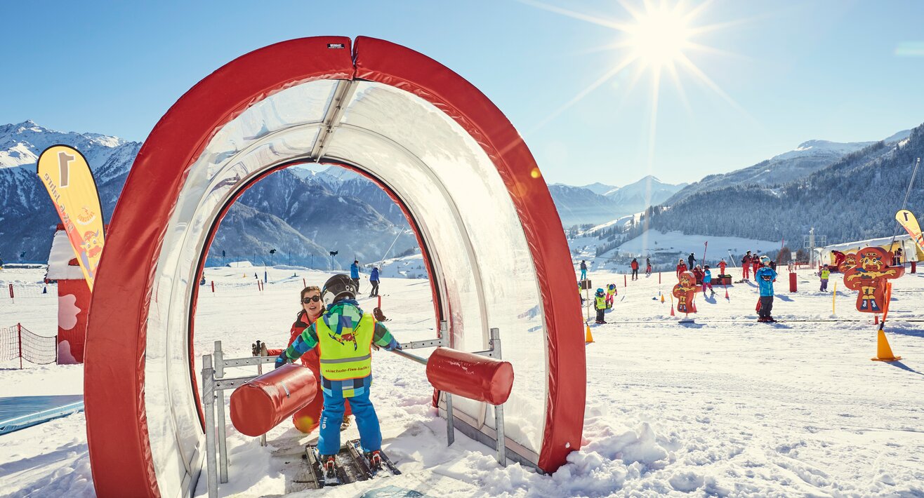Kind lernt im Skiunterricht der Skischule Fiss-Ladis den Pflug Innovation Snow-V Skigebiet Serfaus-Fiss-Ladis in Tirol | © Skischule Fiss-Ladis