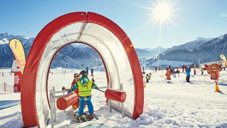 Kind lernt im Skiunterricht der Skischule Fiss-Ladis den Pflug Innovation Snow-V Skigebiet Serfaus-Fiss-Ladis in Tirol | © Skischule Fiss-Ladis