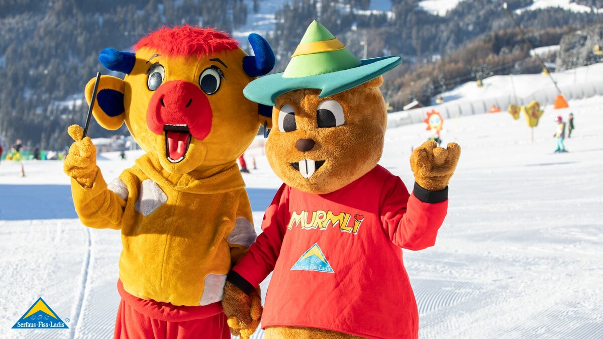 Maskottchen Berta die Kuh und Murmli das Murmeltier im Winter in Familienskigebiet Serfaus-Fiss-Ladis in Tirol | © Serfaus-Fiss-Ladis Marketing GmbH | Andreas Kirschner
