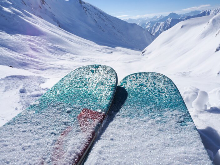 Skispitzen im Schnee mit tollem Ausblick in Serfaus Fiss Ladis in Tirol Österreich | © Kristina Erhard
