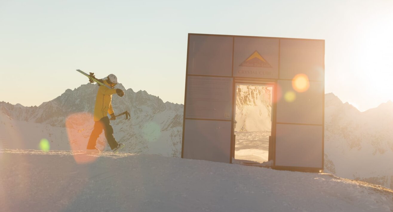 Verspiegeltes Restaurant Crystal Cube im Winter am Zwölferkopf im Skigebiet Serfaus-Fiss-Ladis in Tirol | © Serfaus-Fiss-Ladis Marketing GmbH | Andreas Kirschner