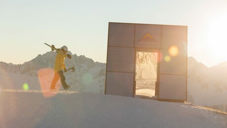 Verspiegeltes Restaurant Crystal Cube im Winter am Zwölferkopf im Skigebiet Serfaus-Fiss-Ladis in Tirol | © Serfaus-Fiss-Ladis Marketing GmbH | Andreas Kirschner