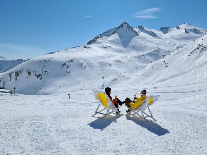 Wintersportler auf gelben Liegenstühlen im Schnee im Masner Monte Mare Skigebiet Serfaus-Fiss-Ladis | © Serfaus-Fiss-Ladis Marketing GmbH