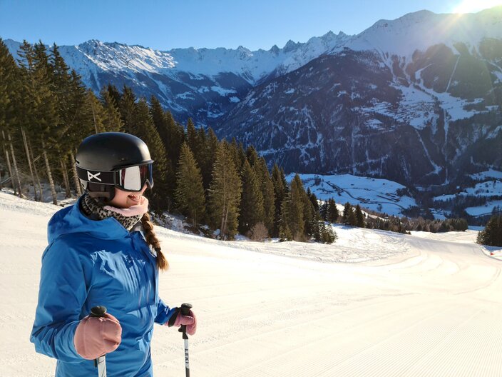 Lachende Skifahrerin auf der Piste im Frühjahr im Skigebiet Serfaus-Fiss-Ladis in Tirol | © Serfaus-Fiss-Ladis Marketing GmbH