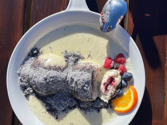 Germknödel in der Zirbenhütte im Skigebiet Serfaus-Fiss-Ladis genießen  | © Serfaus-Fiss-Ladis Marketing GmbH