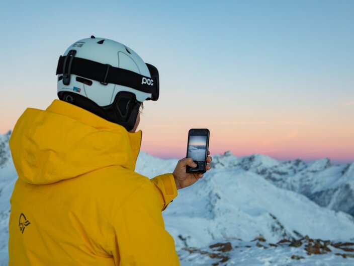 Skifahrer fotografiert mit Handy Sonnenuntergang in den Bergen Skigebiet Serfaus-Fiss-Ladis in Tirol | © Serfaus-Fiss-Ladis Marketing GmbH | Andreas Kirschner