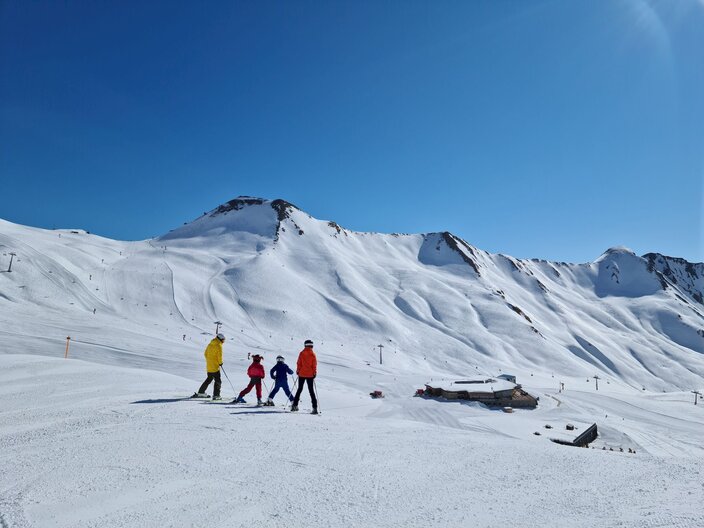 Familie beim Skifahren im Masner im Skigebiet Serfaus-Fiss-Ladis in Tirol | © Serfaus-Fiss-Ladis Marketing GmbH