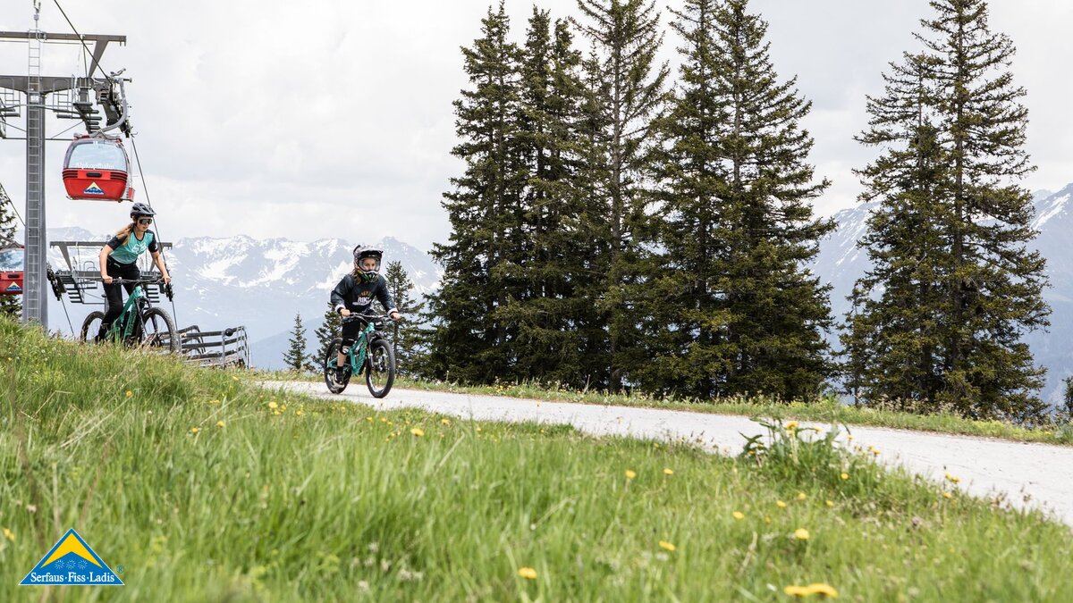 Kind mit Bikeguide am Alpkopf in der Bikeschule in Serfaus-Fiss-Ladis in Tirol | © Serfaus-Fiss-Ladis Marketing GmbH | Rene Raggl