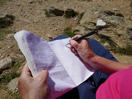 Eintrag im Gipfelbuch in Serfaus-Fiss-Ladis in Tirol | © Serfaus-Fiss-Ladis Marketing GmbH