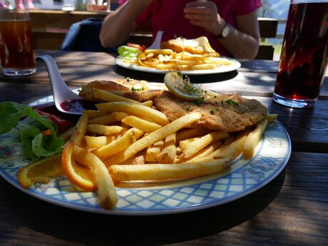 Essen auf der Kuh Alm Fiss in Serfaus-Fiss-Ladis in Tirol | © Serfaus-Fiss-Ladis Marketing GmbH