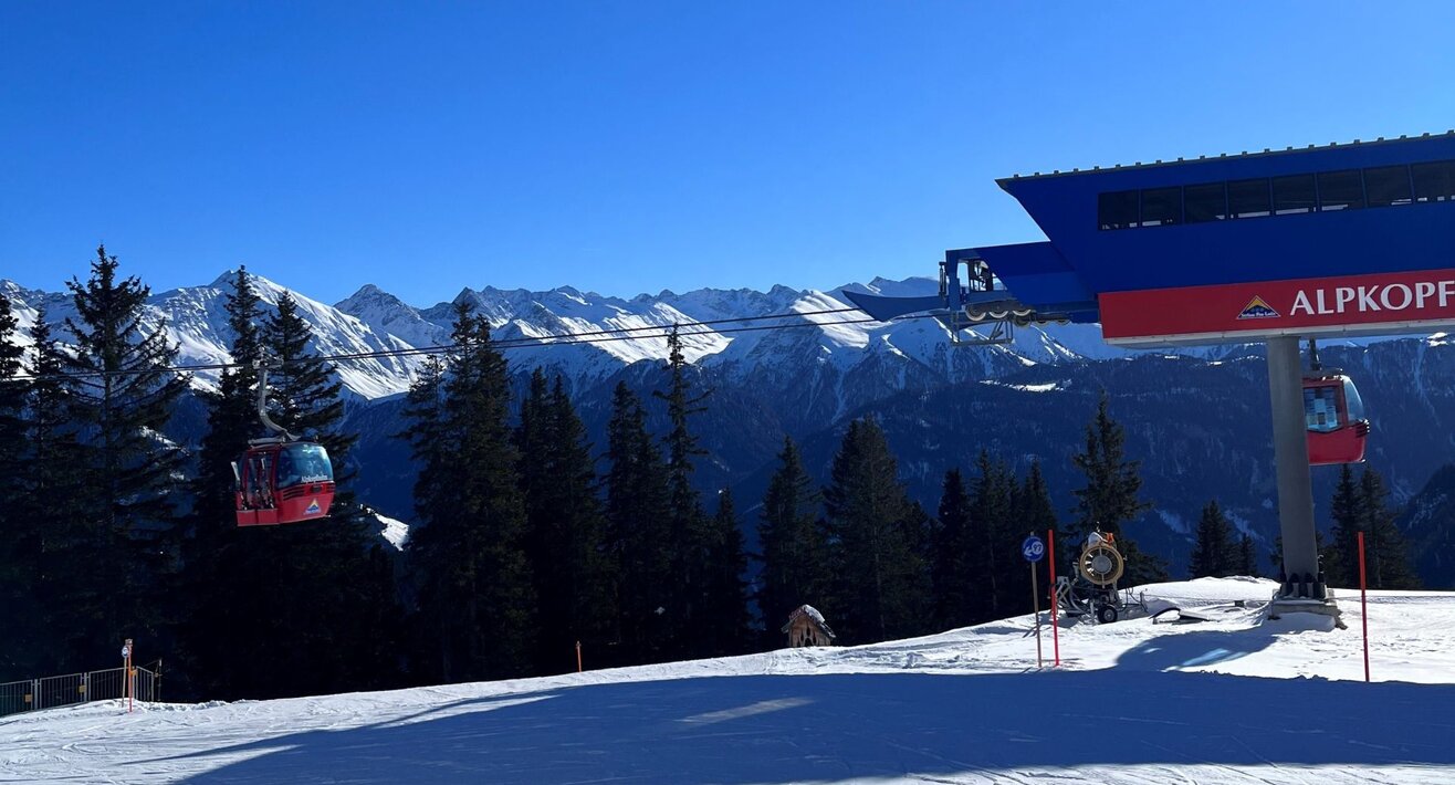 Aussucht aus dem 4-er Sessellift auf die Bergstation Alpkopfbahn | © Serfaus-Fiss-Ladis Marketing GmbH