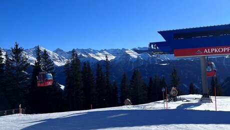 Aussucht aus dem 4-er Sessellift auf die Bergstation Alpkopfbahn | © Serfaus-Fiss-Ladis Marketing GmbH