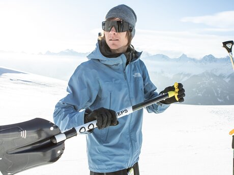 Eine Schaufel darf bei einer Skitour nie fehlen | © Serfaus-Fiss-Ladis Marketing GmbH | Rene Raggl