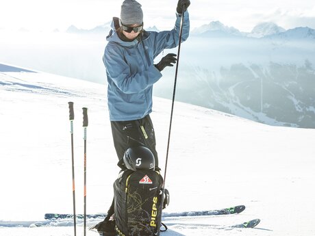 Eine Lawinensonde darf bei einer Skitour nie fehlen | © Serfaus-Fiss-Ladis Marketing GmbH | Rene Raggl