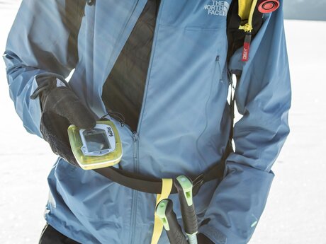  Lawinenverschüttetensuchgerät (LVS) sollte stets bei einer Skitour dabei sein | © Serfaus-Fiss-Ladis Marketing GmbH | Rene Raggl