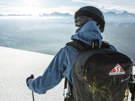 Ein Tourenrucksack gehört zur Ausrüstung bei einer Skitour | © Serfaus-Fiss-Ladis Marketing GmbH | Rene Raggl