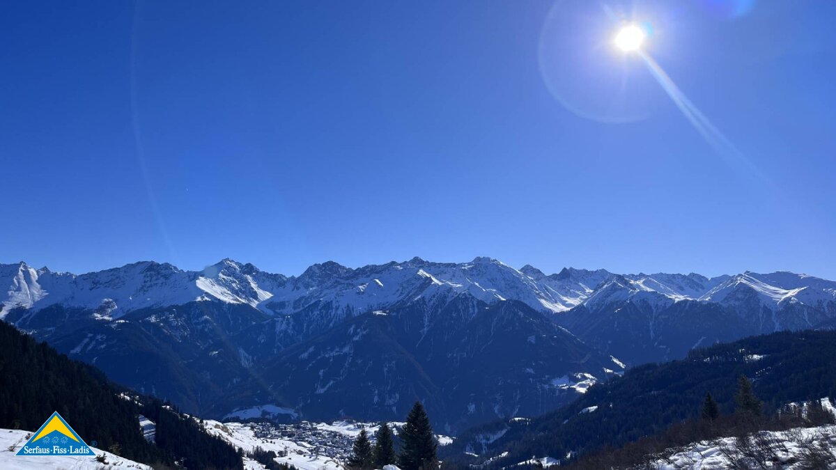 Auch beim Winterwandern auf dem Panorama-Genussweg gibt es einen atemberaubenden Blick auf die Berge. | © Serfaus-Fiss-Ladis Marketing GmbH