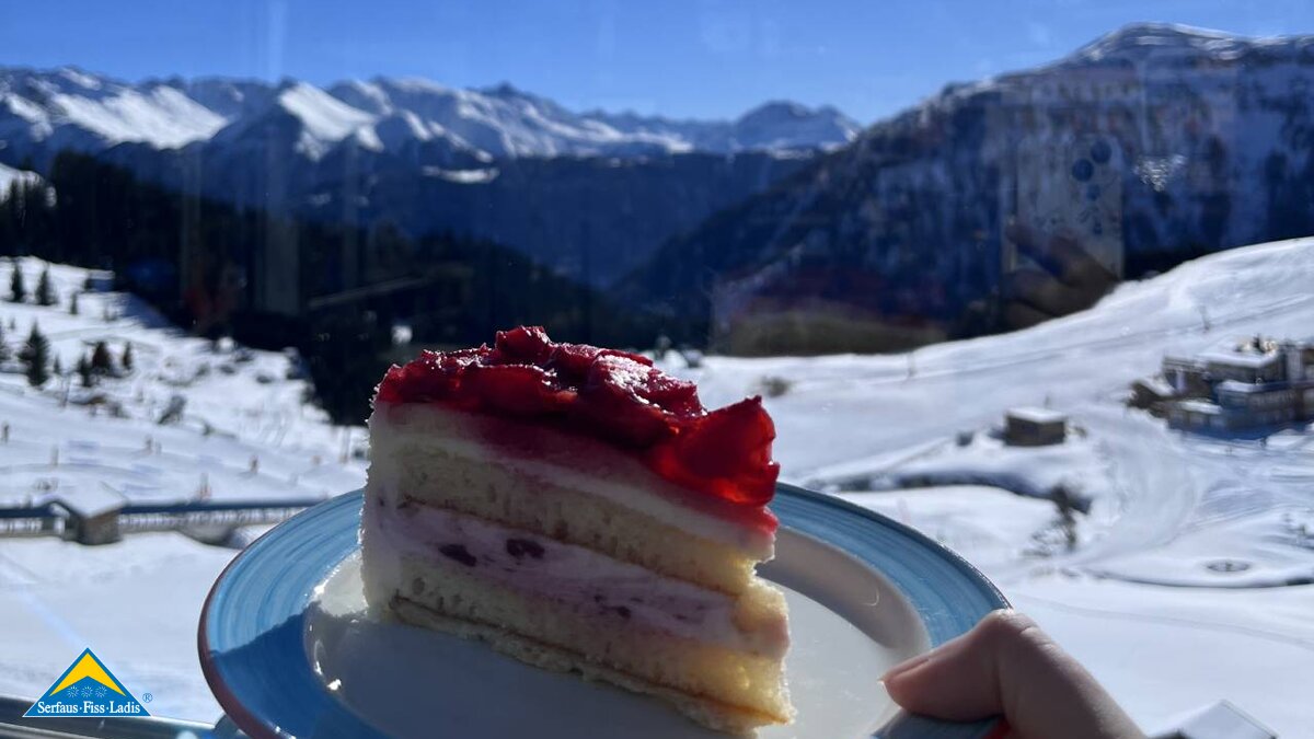 Ein Erdbeerkuchen vom Panoramarestaurant Komperdell in Serfaus. | © Serfaus-Fiss-Ladis Marketing GmbH