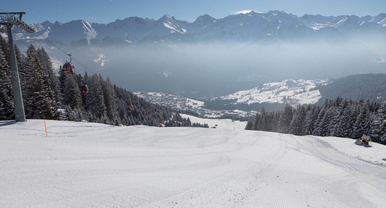 Die Zwischenholzabfahrt im Skigebiet Serfaus-Fiss-Ladis in Tirol ist eine rote Piste und eignet sich perfekt für Carvingschwünge | © Serfaus-Fiss-Ladis Marketing GmbH | Andreas Kirschner