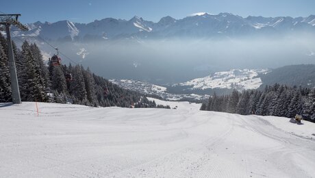 Die Zwischenholzabfahrt im Skigebiet Serfaus-Fiss-Ladis in Tirol ist eine rote Piste und eignet sich perfekt für Carvingschwünge | © Serfaus-Fiss-Ladis Marketing GmbH | Andreas Kirschner