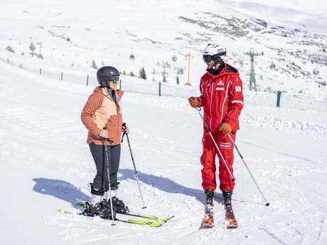 Um ihre Skikünste aufzufrischen hat sich Bolle einen Skilehrer der Skischule Serfaus zur Hilfe genommen.  | © kommwirmachendaseinfach