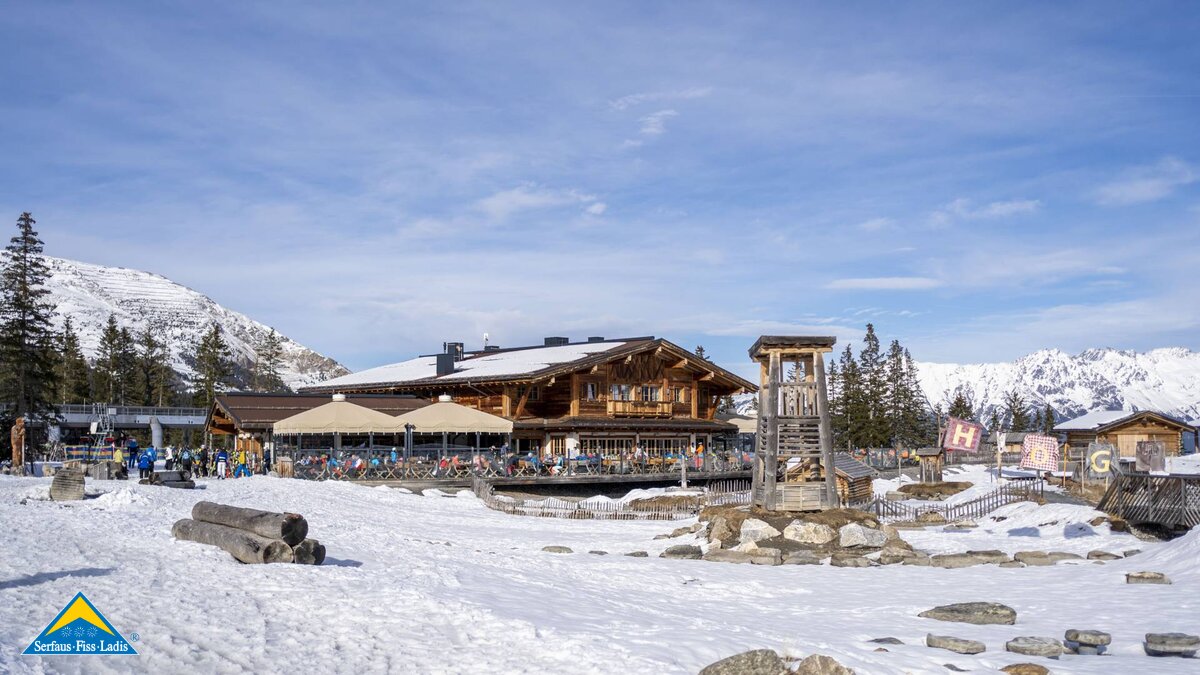 Das Restaurant Seealm Hög in Serfaus liegt direkt am schönen Högsee und bietet auch kulinarische Highlights.  | © kommwirmachendaseinfach