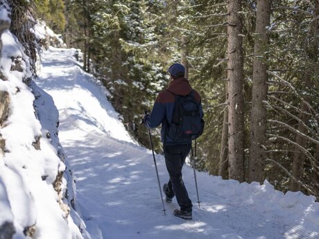 Auch abseits der Piste wird in Serfaus-Fiss-Ladis viel geboten, zum Biespiel Winterwandern.  | © kommwirmachendaseinfach